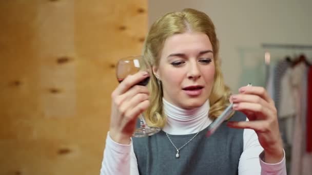 Blonde ivre bavarder avec son ex-petit ami sur téléphone portable, alcoolisme, mauvaises habitudes — Video