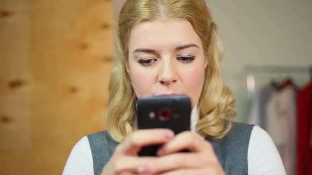 Mujer feliz escribiendo texto en la pantalla del teléfono inteligente, comunicándose en las redes sociales — Vídeo de stock