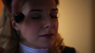 Yetişkin sarışın kadın, güzellik salonları için makyaj uzmanı. Anti-Aging programı