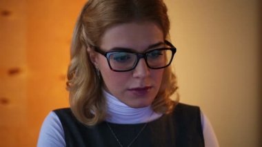 Geç saatlere kadar bilgisayarda ve ofiste kahve içme yorgun işkadını