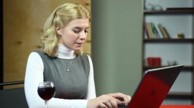 Yeni yazıda da gazetede gazeteci. İlginç ve heyecan verici iş