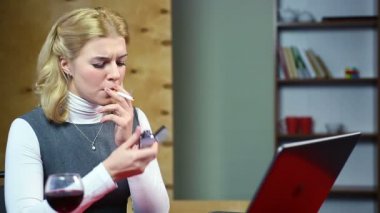 Bayan çalışma bilgisayar ve işyerinde, sağlıksız yaşam tarzı Sigara İçilmeyen