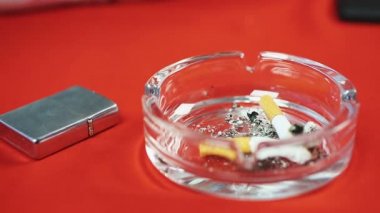 Kül tablası ile Sigara İçilmeyen kişi masaya butts. Sağlıksız yaşam tarzı