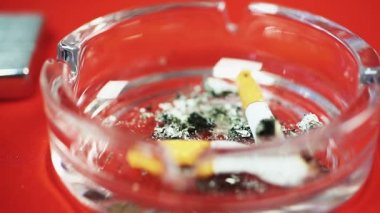 Kadın koyarak sigara izmariti kül tablası tablo, Sigara bağımlılığı, alışkanlık