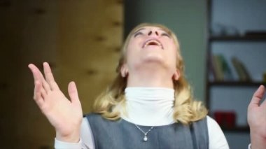 Kadın piyango para büyük miktarda kazandı. Şans ve mutluluk, heyecan kişi