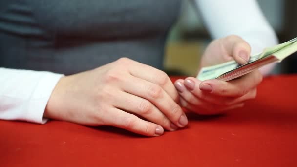 Una donna che prende una mazzetta, una grossa somma di denaro. Persona disonesta, violazione della legge — Video Stock