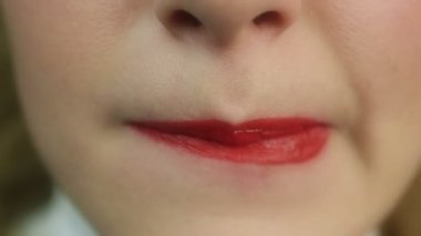 Endişeli hissediyorum çekici kadın endişeyle dudak ısırma. Seksi şık makyaj