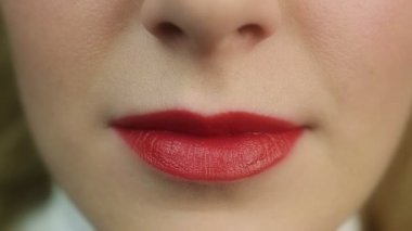 Flört ve dudak ısırma baştan çıkarıcı güzel kadın. Mükemmel bir makyaj. Kırmızı dudaklar