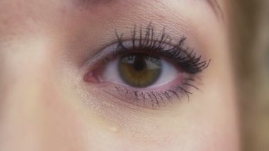 Ağlayan duygusal kadın portre görünümü. Kötü ruh, depresyon ve melankoli