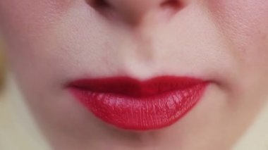 Kadın ağzına sakız closeup görünümü. Kırmızı dudaklar ve kötü davranışlarını kadın ile