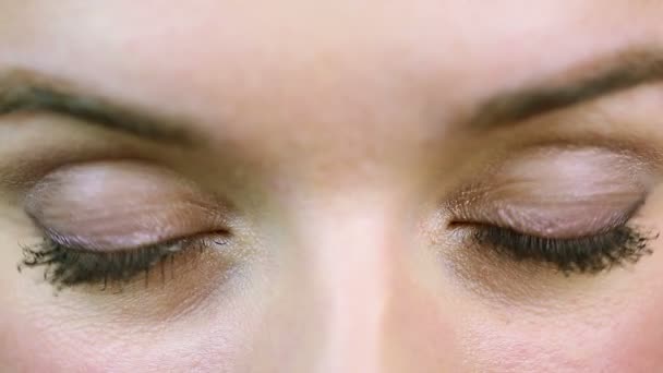 Extreme close-up van de mooie groene ogen, meisje flirten. Voor opvang op oculist — Stockvideo