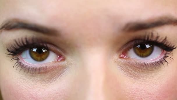 Visão macro dos olhos, mulher emocional com problemas. Tristeza e depressão — Vídeo de Stock