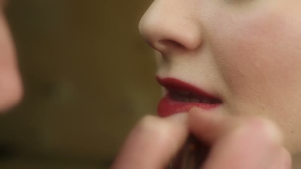 Μακιγιάζ καλλιτέχνης ζωγραφική χείλη με κόκκινο κραγιόν. Διάσημη ηθοποιός πριν από τη συζήτηση-επίδειξη — Αρχείο Βίντεο