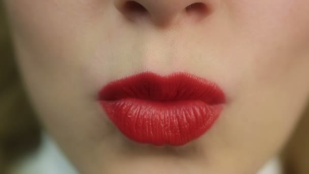 Labbra rosse sexy e sensuali. Una donna che soffia aria-bacio. Trucco perfetto, flirtare — Video Stock