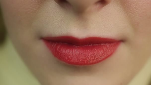 Slaperig, vermoeid vrouw geeuwen. Close-up van sexy rode lippen, mooie make-up — Stockvideo