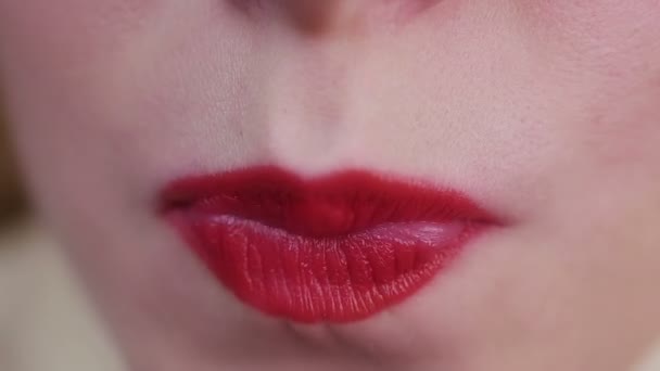 Ongemanierd vrouwelijk kauwgom en waait een zeepbel, close-up van mooie lippen — Stockvideo
