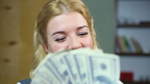 Mujer rubia enamorada del dinero. Contando mujeres satisfechas, oliendo dólares — Vídeos de Stock