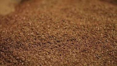Eller erkek çiftçi dökme flaxseeds, gıda sağlıklı beslenme menüsü içinde katkı maddesi