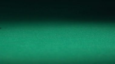 Kırmızı zar yavaş hareket yeşil casino tabloda düşüyor. Kumar oyunu