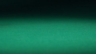 Para büyük miktarda bahis Closeup yeşil casino masaya düşen zar