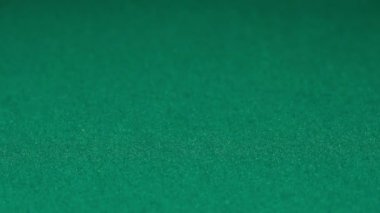 Zar yeşil casino masada, closeup haddeleme kişi. Kumar bağımlılığı