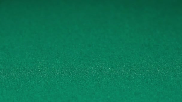 Людина котиться кубиками на зеленому столі казино, крупним планом. Залежність від азартних ігор — стокове відео