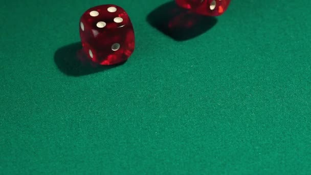Макрос переглянути червоний кістки, які падають на зеленому столі, відіграють гри в Вегас казино — стокове відео