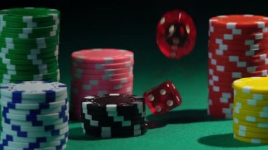 Ağır çekimde, casino arka plan kırmızı dice poker destesi düşen fişleri