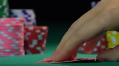 Yeşil casino masada slowmotion kartlarını kontrol poker oyuncusu. Kumar