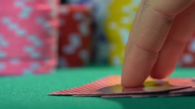 Büyük kartları, floş royal gösterilen şanslı poker oyuncusu. Kazanan el, başarı