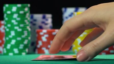 Kartları, Kraliçe ve kupa vale gösteren poker oyuncusu. Eşit olmayan sevgi, misalliance