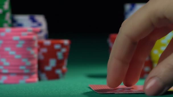 Гравець у покер тримає одну пару асів, хорошу комбінацію. Шанси на перемогу — стокове відео