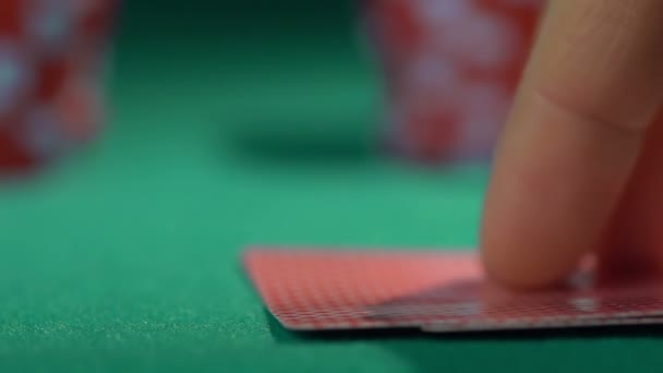 Extremo close-up de cartas de poker, jogador verificando sua mão antes de fazer uma aposta — Vídeo de Stock