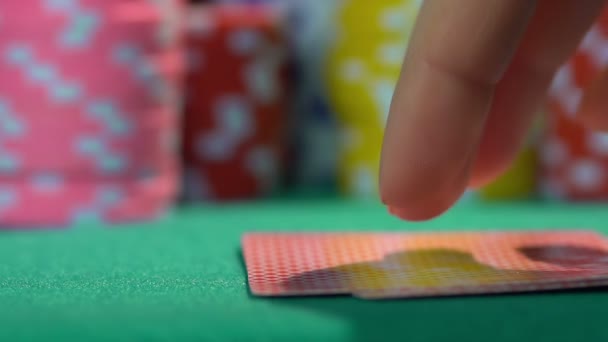 Person, die schlechte Kombination im Poker, schwache Hand. Geld verlieren, Konkurs — Stockvideo