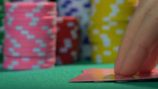 Kazanan bir kombinasyonu, sıralı floş. Başarılı bir poker oyuncu elini kontrol — Stok video