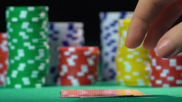 Persona jugando al póquer en el casino, recibiendo malas cartas. Pérdida, adicción al juego — Vídeos de Stock