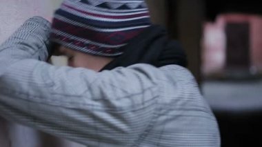 Genç adam umutsuzluk içinde ağlıyor ayrılık, kırık ilişki, depresyon sonra üzgün
