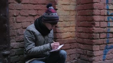 Not Defteri'nde şiir yazma ıssız yerde yalnız oturup romantik genç adam