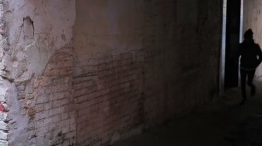 Issız backstreet, zorbaların kaçan kurban içinde hızlı koşan genç adam