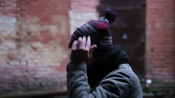 Zavallı genç adam şapka, genç soğuk eller yukarı ısıtmak için üfleme koyarak — Stok video