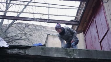 Yalnız çocuk terk edilmiş binada, geçiş yaş kriz çatıda göçebe