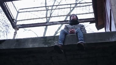 Yalnız terk edilmiş çatı, geçiş yaş kriz kenarında oturan üzgün yalnız çocuk