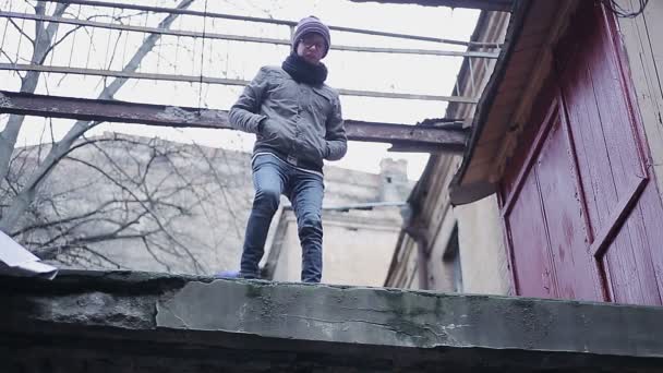 Adolescente perturbado prestes a cometer suicídio pulando do telhado, mudando de ideia — Vídeo de Stock