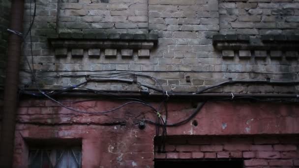 Bâtiment en brique abandonné, lieu de torture, aucun moyen de sortir de la difficulté — Video