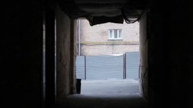 Karanlık tünelin sonunda görülen kasvetli tuğla bina terk garip bir yer