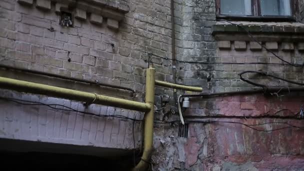 Ruines du bâtiment abandonné après l'attaque ennemie pendant la guerre, fenêtre cassée râpée 