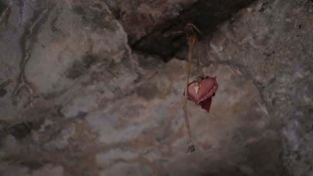 Decoración de tela en forma de corazón viejo colgando en el techo de piedra, desgarro, ruptura — Vídeos de Stock