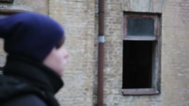 Eski tuğla ev, zihinsel boşluk yakın mesafe bakarak depresif genç adam