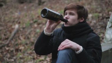 Alkol, umutsuz genç adam vardır hiçbir inanç gelecekte, şiddetli depresyon