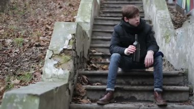 Genç erkek kaybeden içki şarap, alkol, duygu hasta, kalıntı bağımlılığı